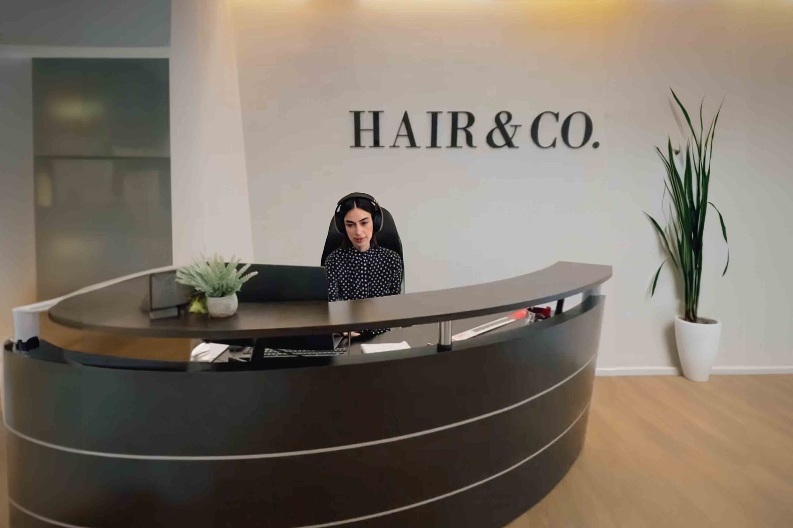 דלפק הקבלה במשרדי HAIR & CO